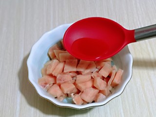 6、披萨新吃法～奥尔良鸡丁披萨,装入器具中，加入料酒。