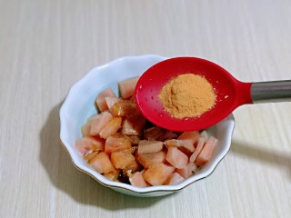 8、披萨新吃法～奥尔良鸡丁披萨,最后加入奥尔良鸡肉料。