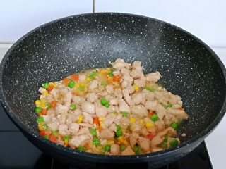 13、披萨新吃法～奥尔良鸡丁披萨,加入白砂糖提鲜，大火收汤至浓稠即可关火，盛出备用。