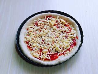 16、披萨新吃法～奥尔良鸡丁披萨,撒上一层马苏里拉芝士。