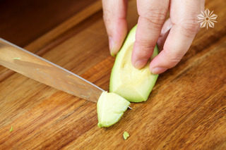 7、藜麦沙拉,将牛油果肉切成小小的块状，待用