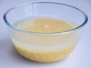 1、绿豆糕,提前12小时泡绿豆，绿豆我用的去皮绿豆，因为去皮的过程会让我崩溃。