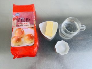 3、牛角酥,准备酥皮面团材料。