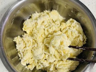 5、牛角酥,用筷子搅拌成这样的絮状。