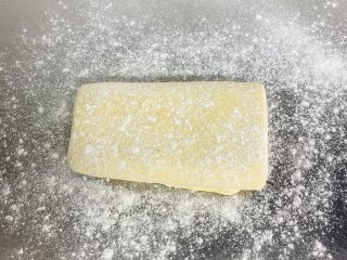 9、牛角酥,案板撒上干粉，取出酥皮，酥皮上撒干粉，薄薄的哟