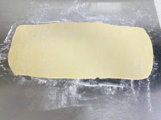 11、牛角酥,擀成宽30厘米、长60厘米、厚2厘米长方形。