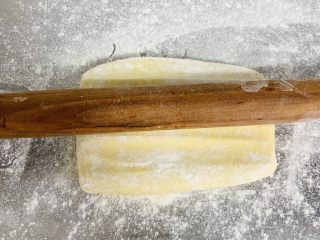 10、牛角酥,利用擀面棍轻轻用力向下按压，先从中间向两边按压。