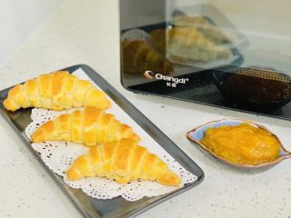 16、牛角酥,出炉后牛角酥，只有轻轻的拿起，一咬会掉渣。