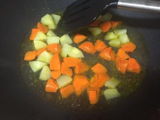 5、爱心咖喱饭,待土豆胡萝卜断生后倒适量水。