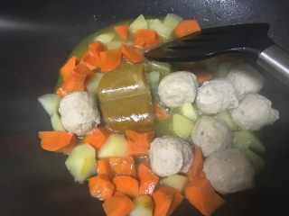 7、爱心咖喱饭,转最小火加入咖喱块