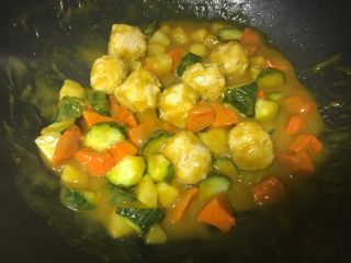 9、爱心咖喱饭,待咖喱块化后加入黄瓜,翻拌均匀关火即可。