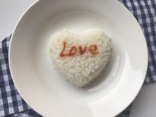 15、爱心咖喱饭,上面用番茄酱写上喜欢的字,番茄酱可以装在裱花袋里。