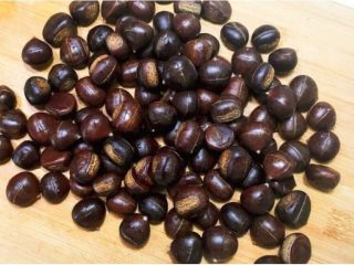 2、板栗饼,把板栗清洗干净