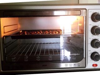 5、板栗饼,烤箱200W预热8分钟,放入烤盘,上下火200W烤15分钟