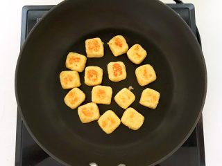 14、板栗饼,全程小火煎制,烙制一面金黄就翻面