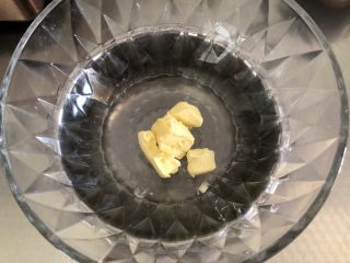 3、椰蓉餐包,发酵时间来做馅料，黄油室温软化放入碗中