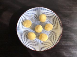 6、椰蓉餐包,最后加入椰蓉，拌匀平均分成6份，如果不易成型就放冰箱冷藏半小时后再取出分成6份即可