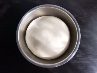 7、椰蓉餐包,面团发酵至原来的两倍大，取出揉面排气