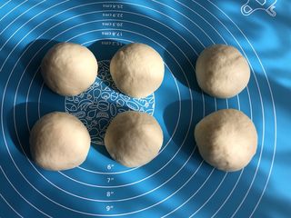 8、椰蓉餐包,平均分成6份，滚圆后表面覆盖保鲜膜松弛10分钟