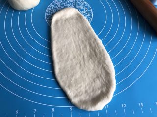 11、椰蓉餐包,擀成长舌状，注意不要用力过猛挤出馅料