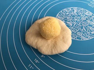 9、椰蓉餐包,取一份面团按扁包入一个馅料