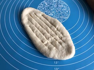 12、椰蓉餐包,用刀子在表面划5刀，划透，两端不要划开