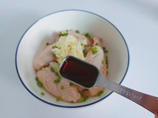 5、蒜香鸡翅,加生抽2勺。