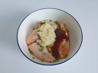 7、蒜香鸡翅,加盐一勺。