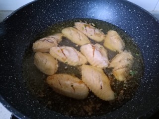 9、蒜香鸡翅,锅里多倒一点油，比平时炒菜的油多，中火烧热放入鸡翅。