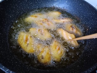 10、蒜香鸡翅,中小火煎，筷子要勤翻动。