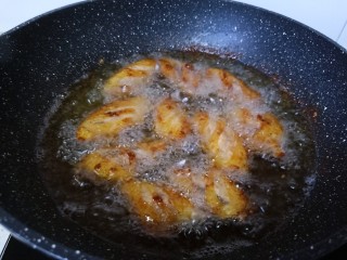 11、蒜香鸡翅,大约煎至五分钟左右。