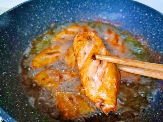12、蒜香鸡翅,煎熟差不多捞出，油温升高再复炸一下就可以了。