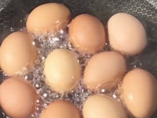 1、五香茶叶蛋,土鸡蛋凉水下锅煮熟