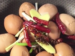 3、五香茶叶蛋,加葱姜，八角，桂皮，香叶，干辣椒，花椒，
