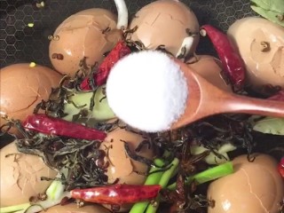 4、五香茶叶蛋,再加清水没过鸡蛋，加茶叶，盐，老抽，生抽，白糖。