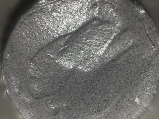 10、黑米蒸蛋糕,倒入蛋糕模具,刮平表面