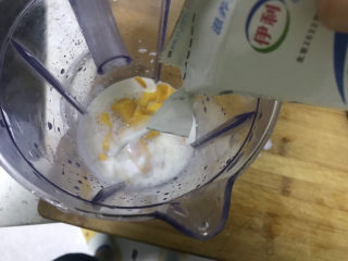 3、芒果布丁????,芒果丁放入榨汁机,加入牛奶