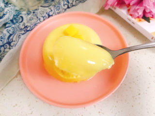 14、芒果布丁????,上面再放几个芒果丁装饰,可以开吃了