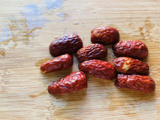 2、糖水鸡蛋,红枣洗净去对半切开