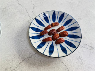 3、糖水鸡蛋,装盘备用