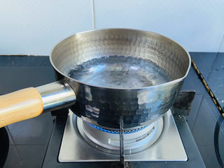 7、糖水鸡蛋,雪平锅加入清水大火烧开