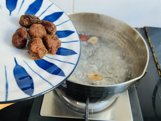 9、糖水鸡蛋,放入荔枝干大火烧开转中火