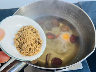 13、糖水鸡蛋,入红糖盖上锅盖焖一分钟