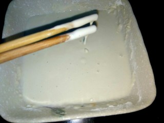 4、#猪里脊# 糖醋里脊,加入适量清水调匀