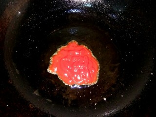 9、#猪里脊# 糖醋里脊,锅中油全部倒出,放入三勺番茄沙司