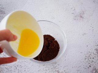 3、4寸KT猫抹茶慕斯蛋糕,黄油隔水融化，奥利奥饼干用料理机打成末，把融化的黄油倒入奥利奥饼干末