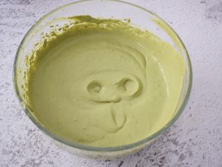 11、4寸KT猫抹茶慕斯蛋糕,用电动打蛋器打发至7-8成，有纹路出现即可