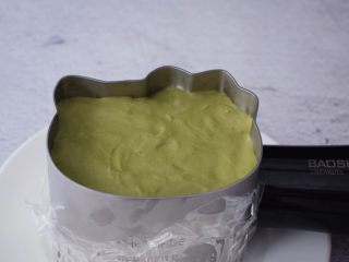 15、4寸KT猫抹茶慕斯蛋糕,等时间到从冰箱取出慕斯蛋糕，再用吹风机对着模具四周吹一吹