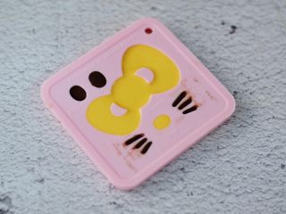 19、4寸KT猫抹茶慕斯蛋糕,然后把融化的巧克力用勺子慢慢舀进硅胶模具中，放入冰箱冷藏备用