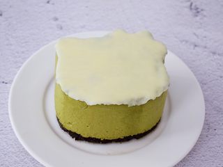 20、4寸KT猫抹茶慕斯蛋糕,等到巧克力凝固后把慕斯蛋糕四边的巧克力小心的折掉取下来